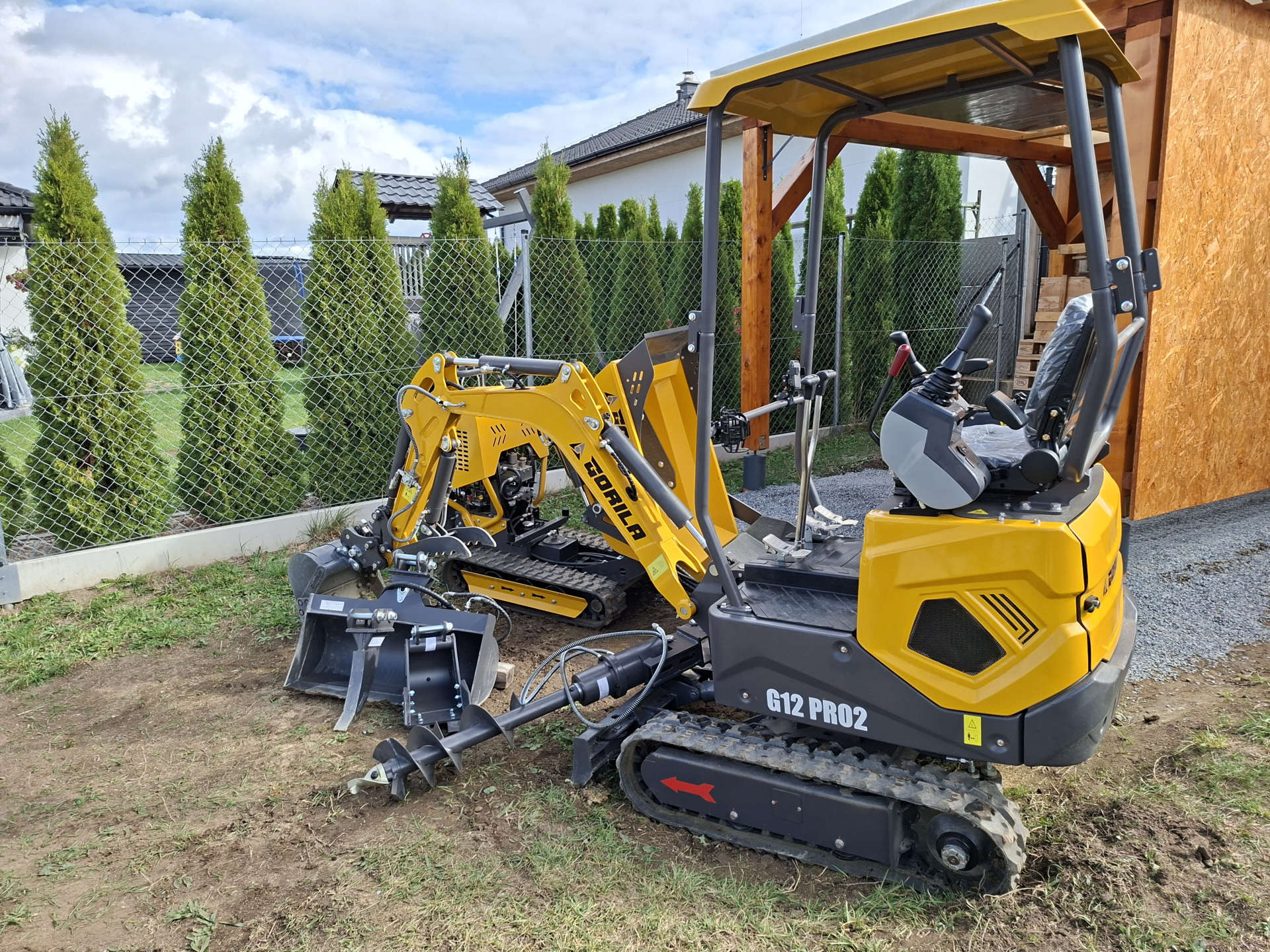 Minibagr a minidumper se lžícemi, zemním vrtákem a rozrývacím trnem