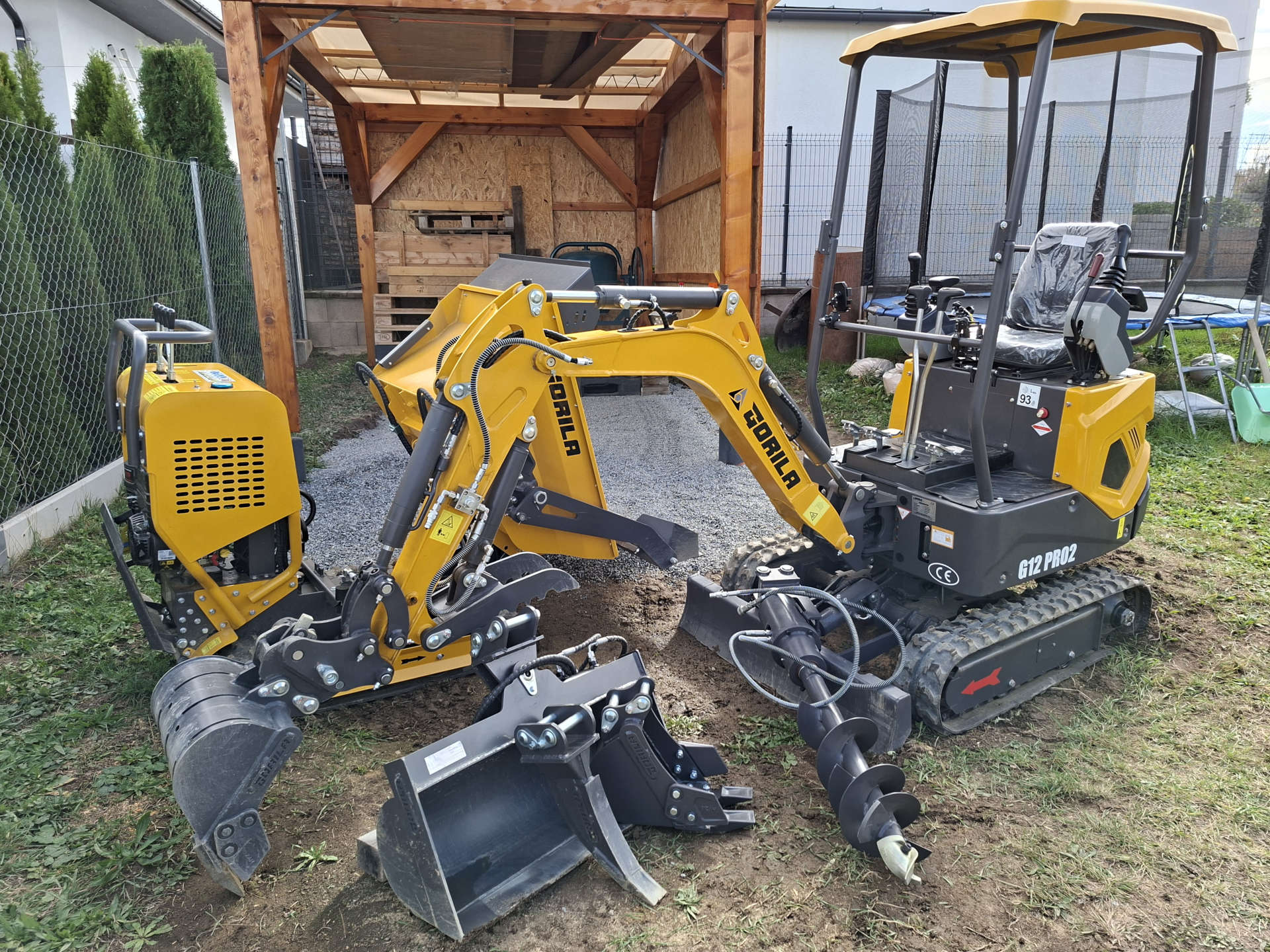 Minibagr a minidumper s příslušenstvím na pozemku